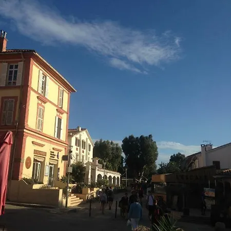 Voilier A Quai Botel Porquerolles