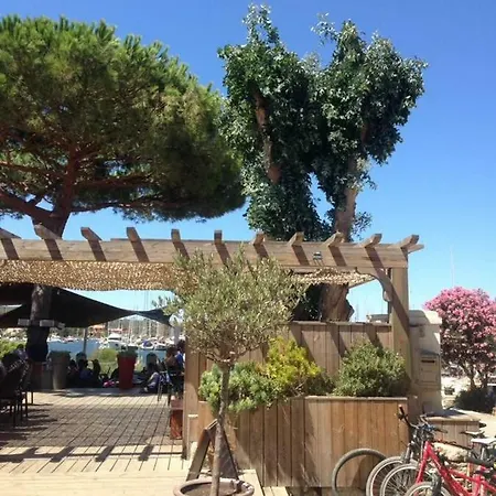 Botel Voilier A Quai Porquerolles
