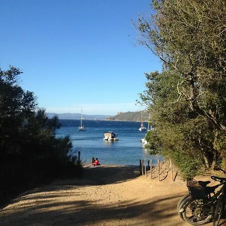 Voilier A Quai Botel Porquerolles