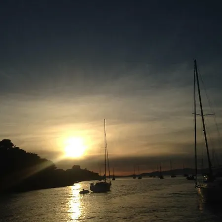 Voilier A Quai Botel Porquerolles